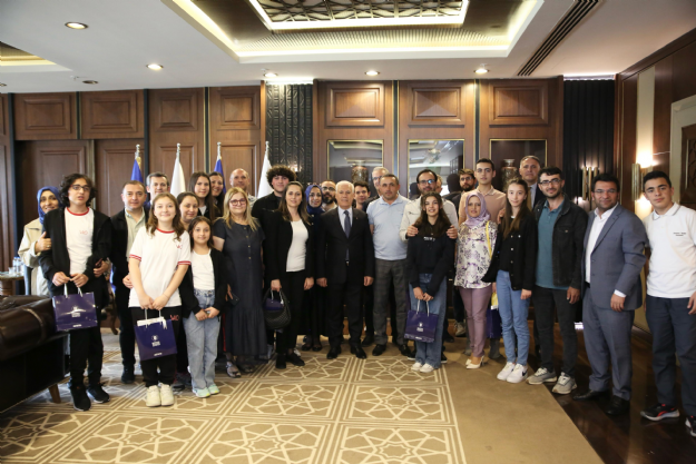Büyükşehir Belediye Başkanı  Mustafa Bozbey Başarılı Öğrencilere Ödüllerini Verdi