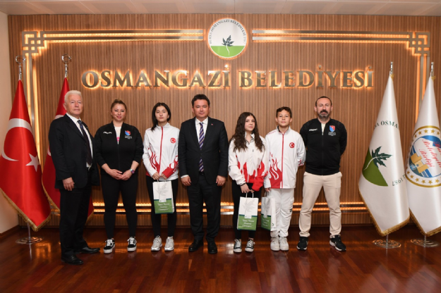 Şampiyon Sporculardan Osmangazi Belediye Başkanı Erkan Aydın'a Ziyaret