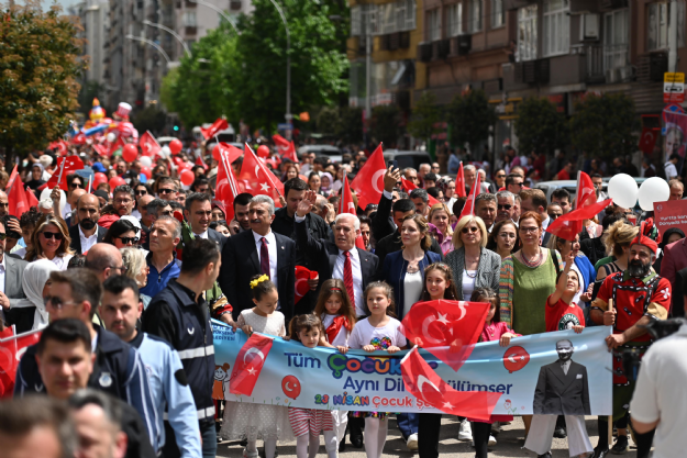 Bursa'da 23 Nisan Ulusal Egemenlik ve Çocuk Bayramı Coşkusu Kentin Dört Bir Yanını Sardı