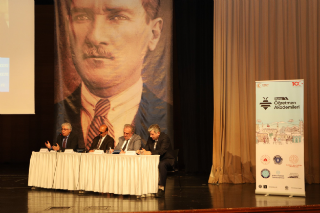 Bursa'da 21. Yüzyılda Öğretmen Olmak Konulu Panel
