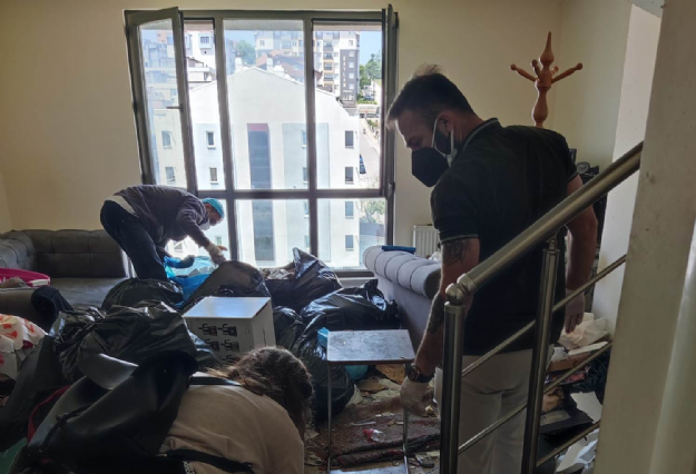 Nilüfer'in Dumlupınar Mahallesindeki Evden 8 Ton Çöp Çıktı