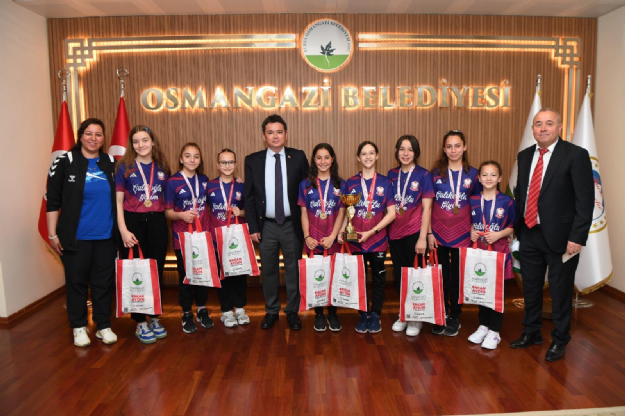 Şampiyon Öğrencilerden Osmangazi Belediye Başkanı Erkan Aydın'a Ziyaret 