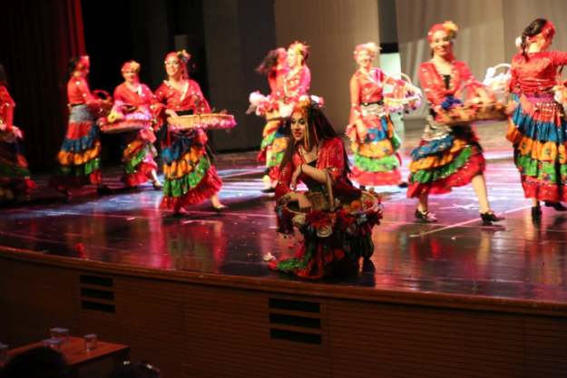 Nilüferin Renkli Nirengi Dansı İzleyicileri Büyüledi