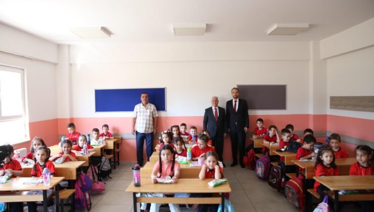 Büyükşehir Belediye Başkanı Çocukların İlk Ders Zili Heyecanına Ortak Oldu