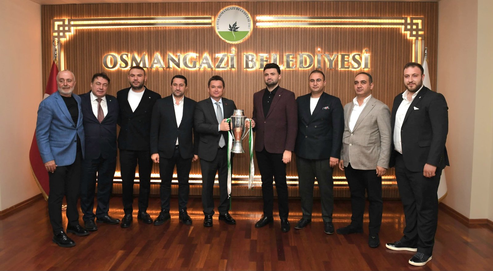 Şampiyonluk Kupası Osmangazi Belediye Başkanı Erkan Aydın’ın Ellerinde