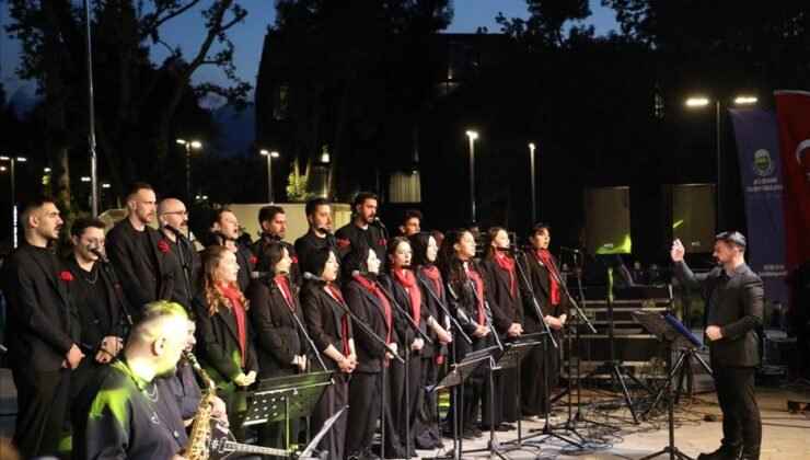 İnegöl Gençlik Korosu’ndan 19 Mayıs Özel Pop Konseri
