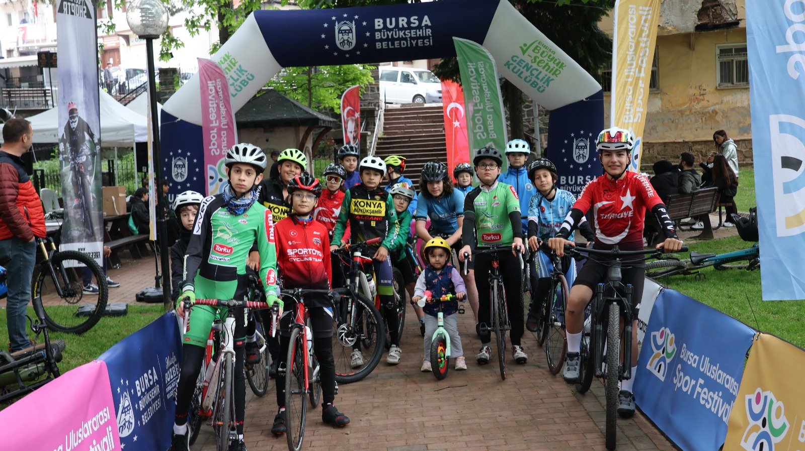 Bursa’da Bisiklet Yarışı Urban Downhill İzleyenlere Adrenalin Dolu Anlar Yaşattı