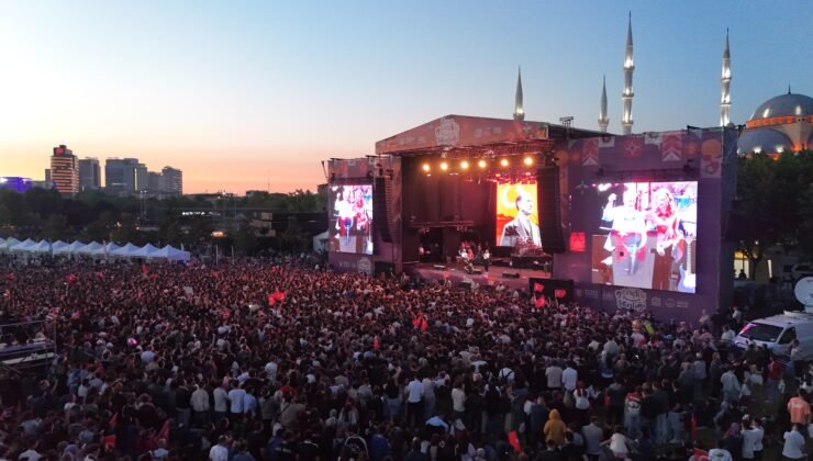 Bursa’da 19 Mayıs Coşkusu “Mor ve Ötesi Konseri Bayramı Doyasıya Yaşadı