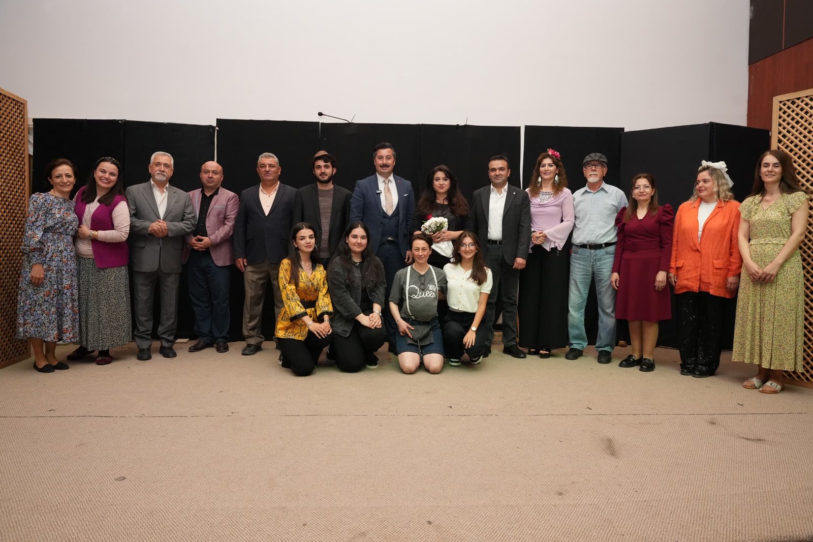 Yenişehir Belediyesi Tiyatro Grubu Profesyonel Oyunculara Taş Çıkardı