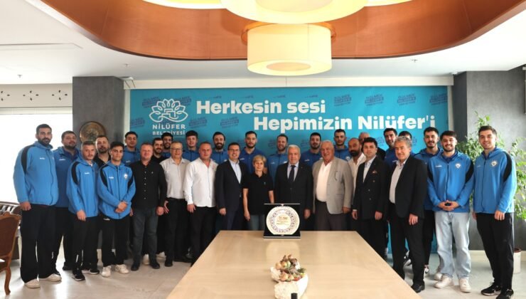 Hentbolcular Başarılarını Nilüfer Belediye Başkanı Şadi Özdemir’le Paylaştı