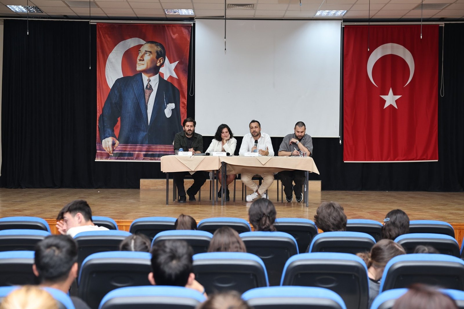 Genç Yazarlar Deneyimlerini Öğrencilerle Paylaştı