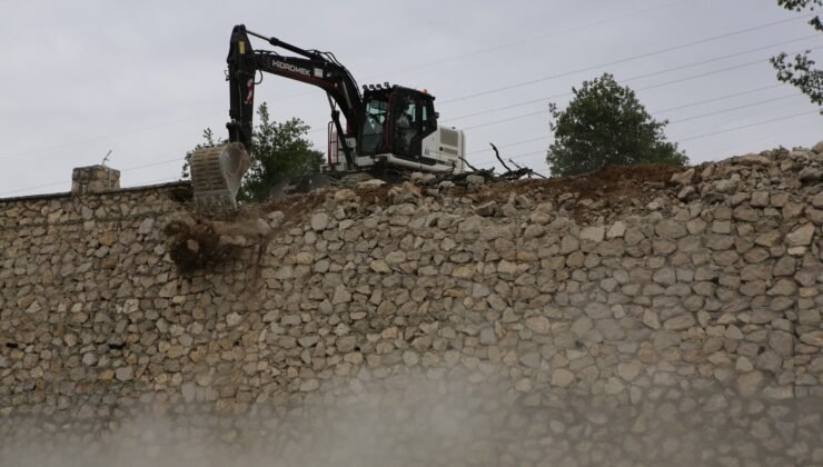 Nilüfer Dağyenice’de 3 Bin 800 Metrekarelik Kaçak Duvar Yıkldı