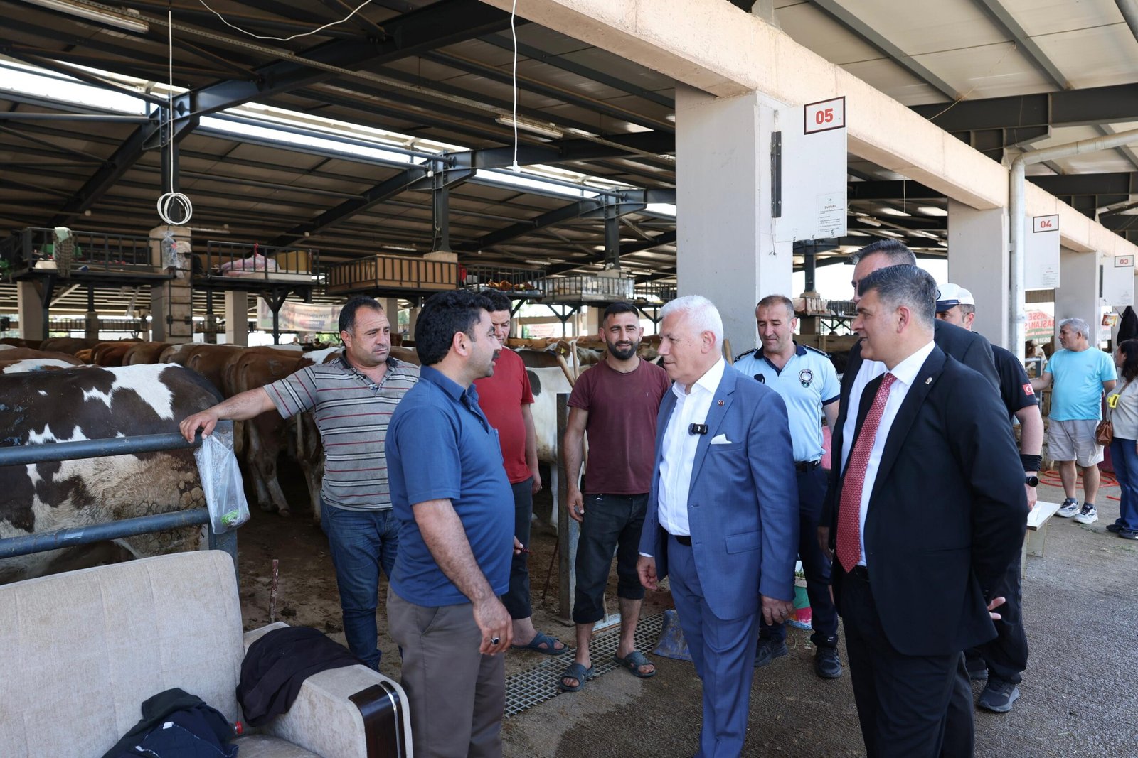 Büyükşehir Belediye Başkanı Mustafa Bozbey’den Kurban Pazarı’na Ziyaret