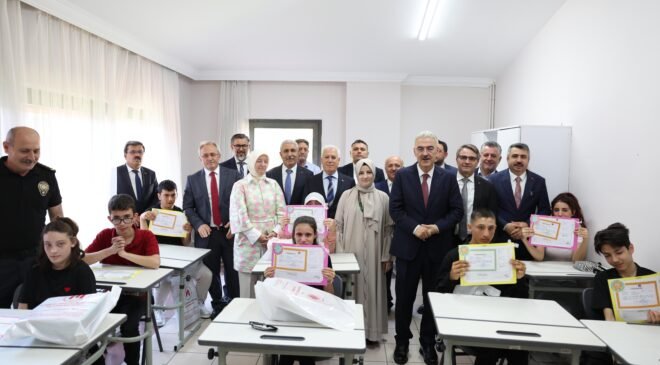 Büyükşehir Belediye Başkanı Mustafa Bozbey, Öğrencilerin Karne Sevinçine Ortak Oldu