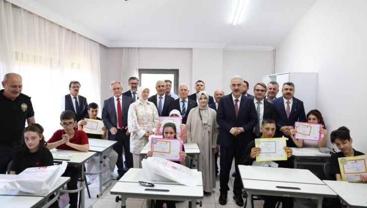 Büyükşehir Belediye Başkanı Mustafa Bozbey, Öğrencilerin Karne Sevinçine Ortak Oldu