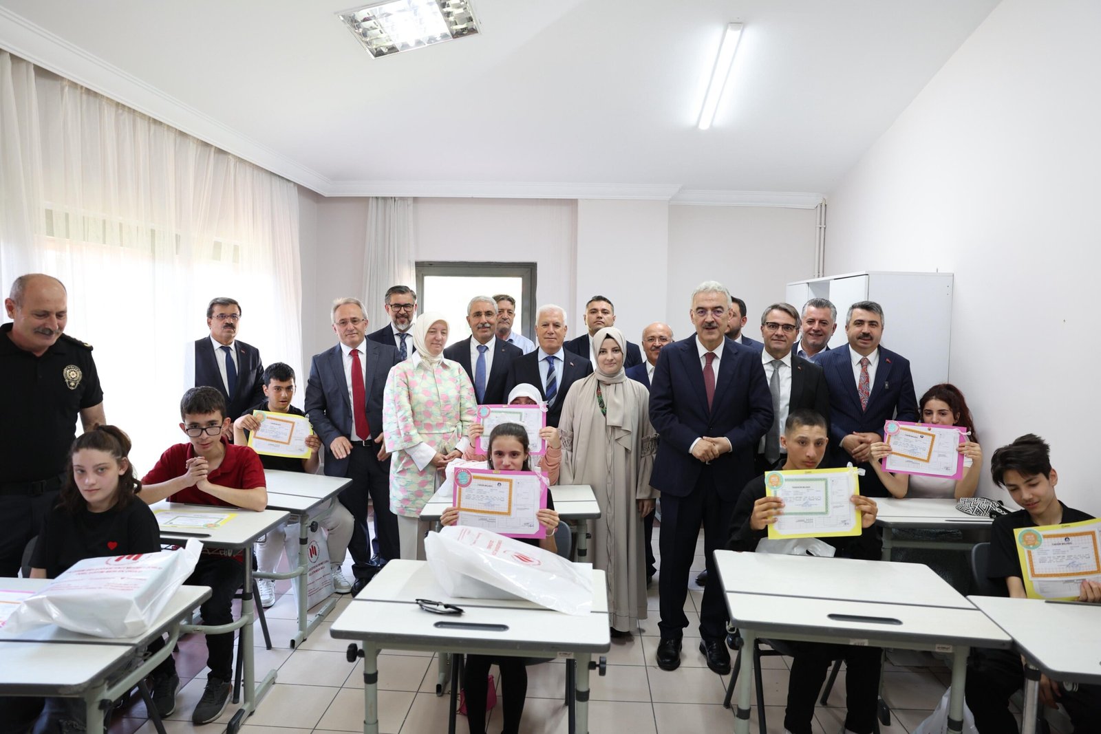 Büyükşehir Belediye Başkanı Mustafa Bozbey, Öğrencilerin Karne Sevinçine Ortak Oldu