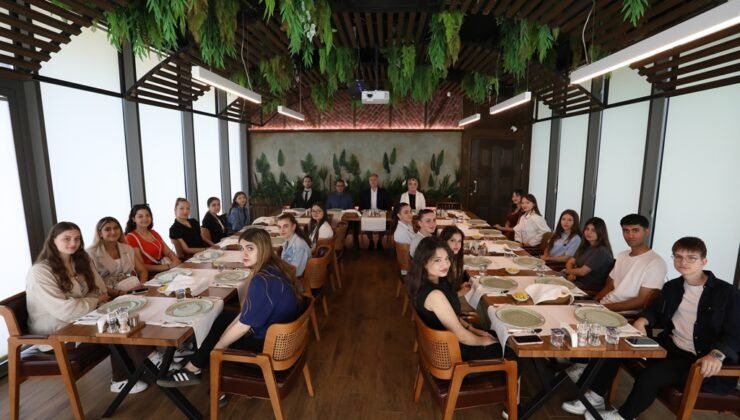 İnegöl Belediye Başkanı Alper Taban Stajyer Öğrencilerle Veda Sofrasında Buluştu