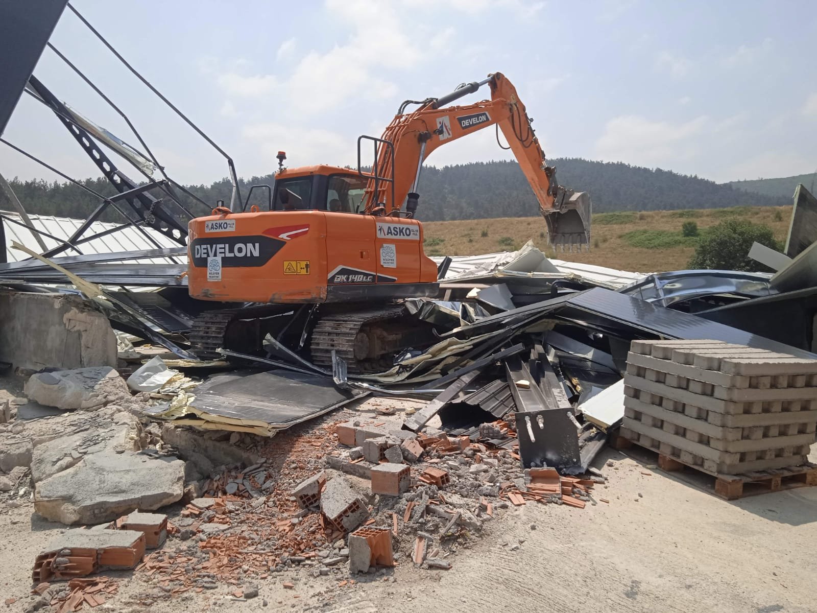 Nilüfer Kayapa’da Kaçak Fabrika Yıkıldı