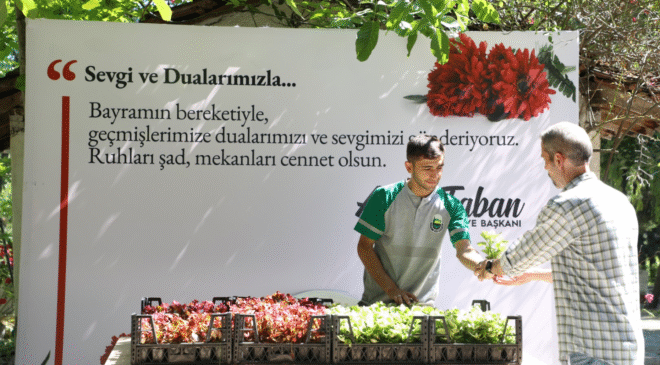 İnegöl Belediyesi Mezarlıklarda 9 Bin Adet Çiçek Dağıtımı Yaptı