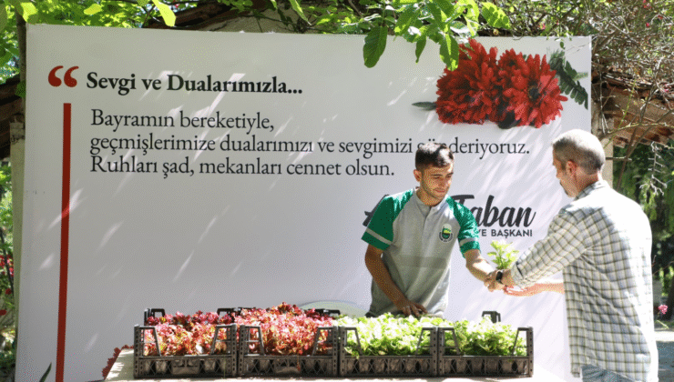 İnegöl Belediyesi Mezarlıklarda 9 Bin Adet Çiçek Dağıtımı Yaptı