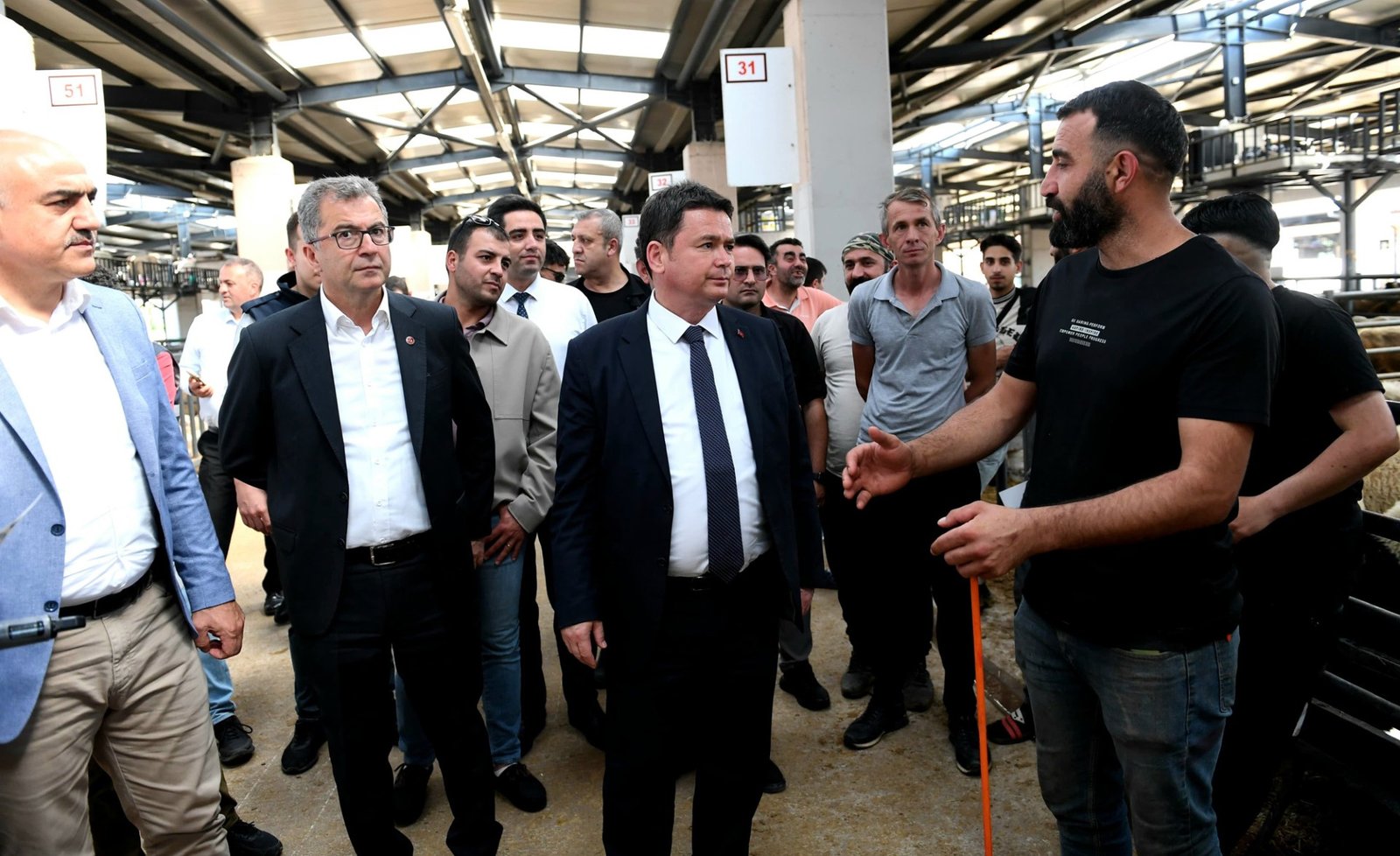 Osmangazi Belediye Başkanı Erkan Aydın Kurban Pazarını Ziyaret Etti