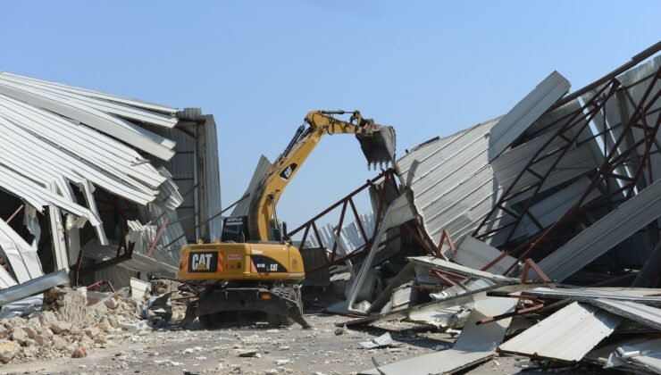 Nilüfer Çalı’da 2 Bin 300 Metrekarelik Kaçak Depo Yıkıldı
