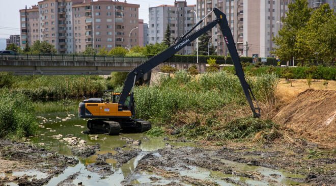 Büyükşehir Belediyesi’nden Ayvalı Dere’de Temizlik ve Islak Çalışması