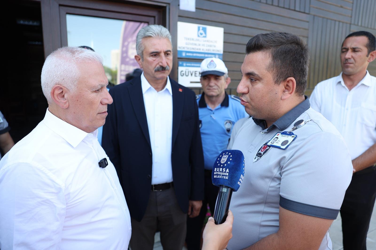Kahraman Güvenlik Görevlisine Büyükşehir Belediye Başkanı Mustafa Bozbey’den Tebrik