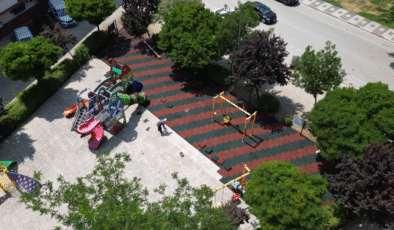 İnegöl Belediyesi 7 Mahallede 22 Parkın Zeminini Yeniliyor