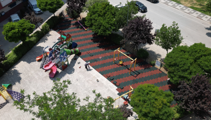 İnegöl Belediyesi 7 Mahallede 22 Parkın Zeminini Yeniliyor