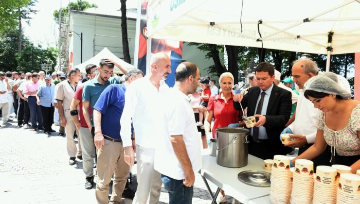 Osmangazi Belediye Başkanı Erkan Aydın Vatandaşlara Aşure Dağıttı