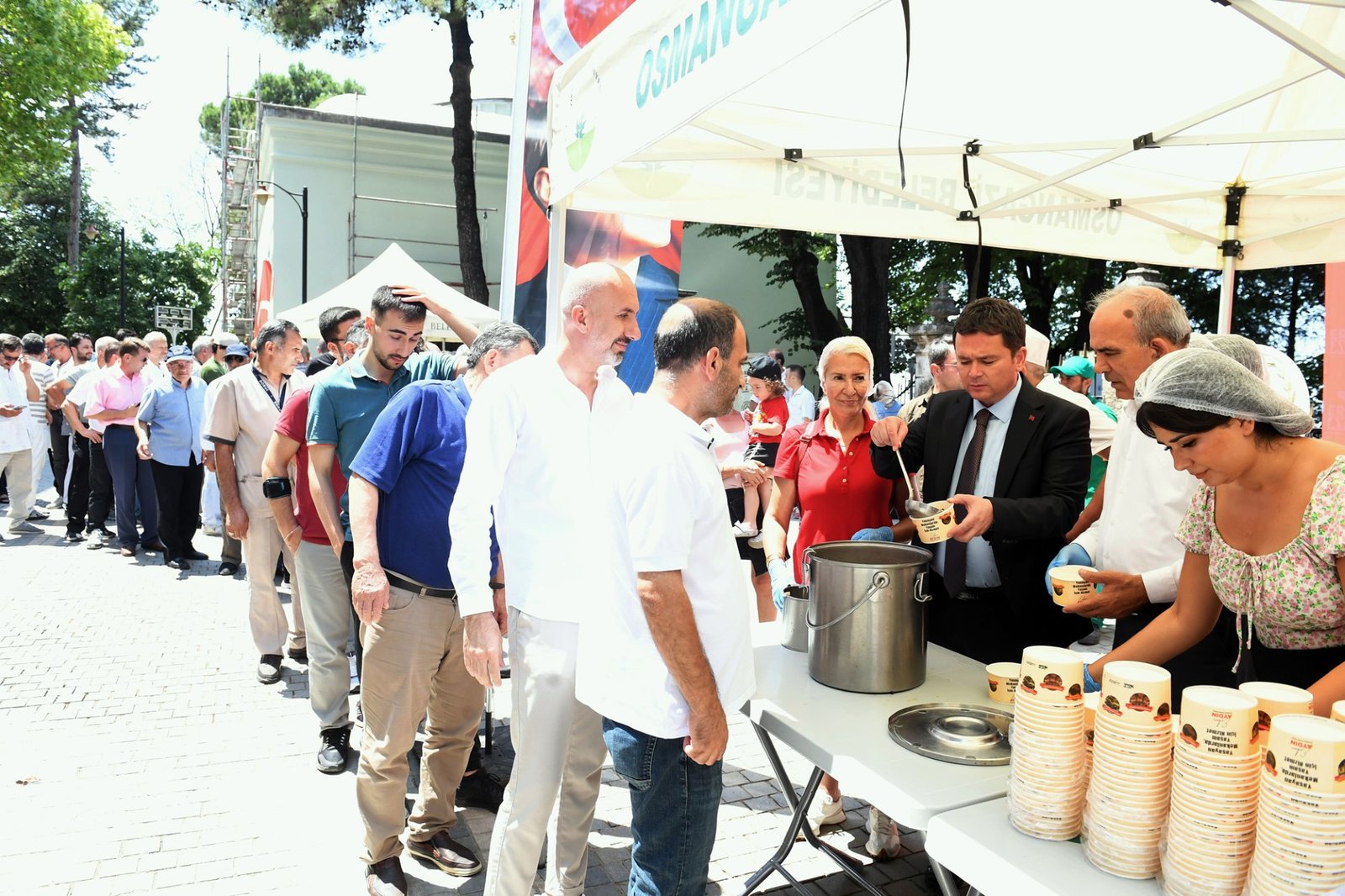 Osmangazi Belediye Başkanı Erkan Aydın Vatandaşlara Aşure Dağıttı