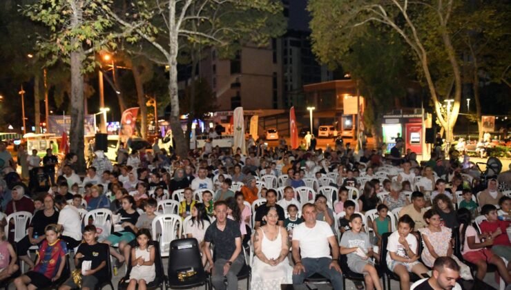 Osmangazi Belediyesi’nin Sinema Gecelerine Vatandaşlardan Yoğun İlgi