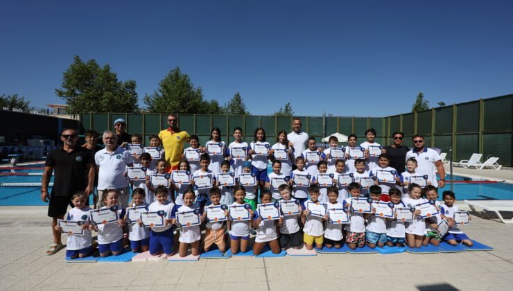 Yaz Spor Okullarındaki Minik Yüzücülerin Sertifika Heyecanı
