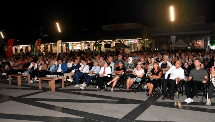 Osmangazi Belediye Başkanı Erkan Aydın Vatandaşlarla Bursa Bülbülü Filmini İzledi