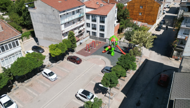 İnegöl Belediyesi Osmaniye Mahallesi’ndeki Eskiyen Çocuk Parklarını Yeniliyor