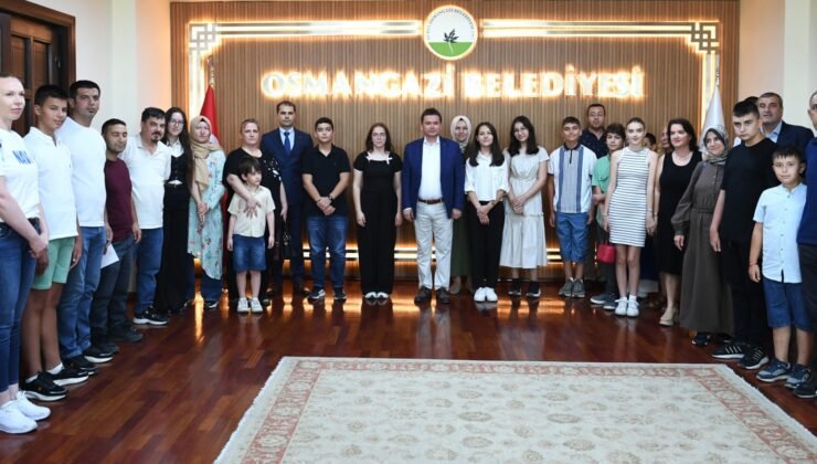 Osmangazi Belediye Başkanı Erkan Aydın Başarılı Öğrencileri Ödüllendirdi