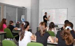 Yabancı Üniversite Öğrencilerinden Osmangazili Çocuklara İngilizce Eğitimi Veriyor