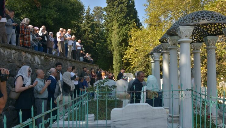 Bursa’da Sanat Güneşi Zeki Müren Mezarı Başında Anıldı