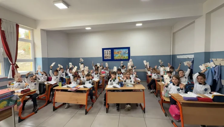 İnegöl’de Kitap Fuarının Habercisi Kumbaralar Öğrencilere Dağıtıldı