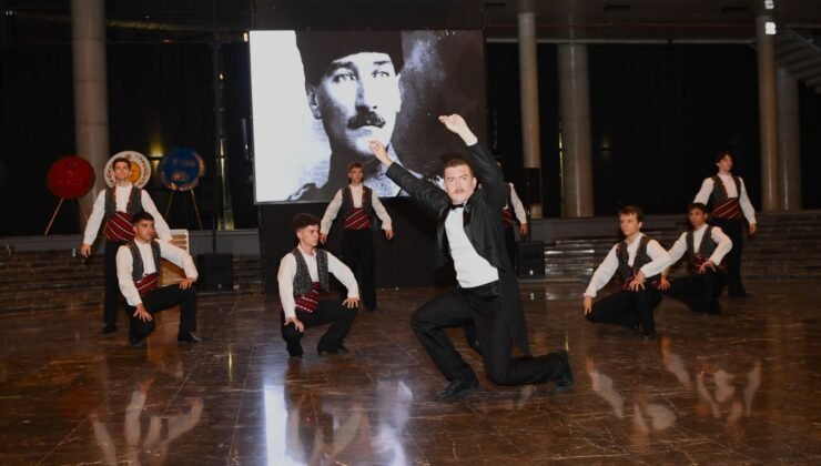 Gençlik ve Cumhuriyet Dansı İzleyenleri Kendine Hayran Bıraktı