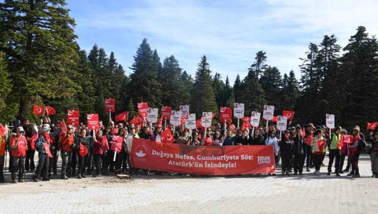 Uludağ’da Yüzlerce Kişi Cumhuriyetin İzinde Yürüdü