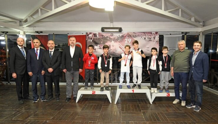 Osmangazi’de Cumhuriyet Bayramı Satranç Turnuvasında Kazananlar Belli Oldu