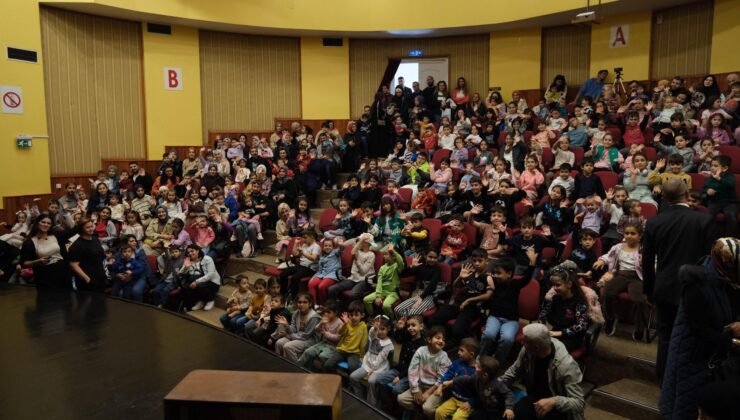 Yıldırımlı Çocuklar Tiyatroda