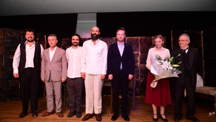 Osmangazi Belediyesi Turgut Özakman’ın “Duvarların Ötesi”ni Sanatseverle Buluşturdu