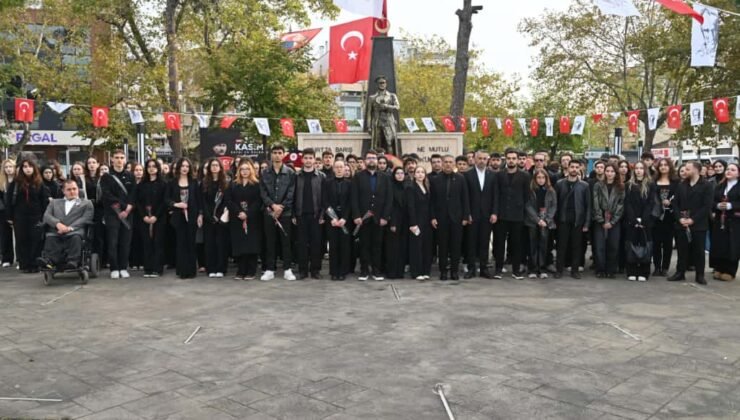 Gemlik’te 200 Genç 10 Kasım’da Atatürk’ün Huzurunda Gençliğe Hitabe Okudu