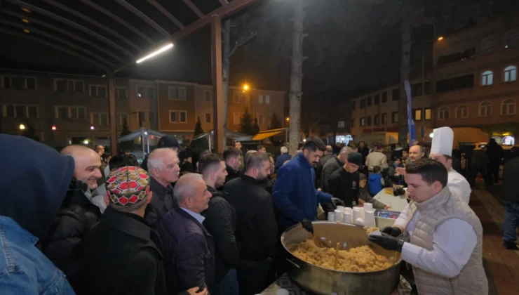 İnegöl Belediyesi Regaip Kandilinde Helva İkram Etti