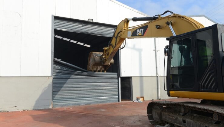 Nilüfer’de Zabıta 2 Kaçak Yapıyı Yıktı