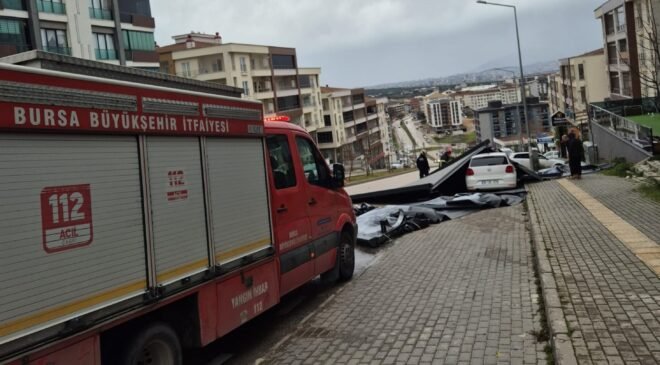 Büyükşehir Belediyesi Ekipleri Şiddetli Rüzgara Karşı Sahada