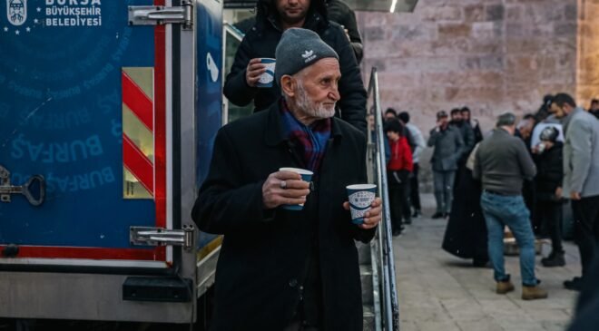 Büyükşehir Belediyesi’nden Vatandaşa Sıcak Çorba İkramı